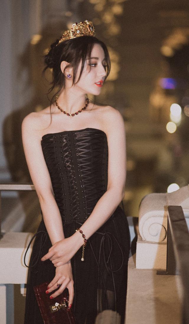关注壁纸第274期,迪丽热巴米兰时装周走秀,穿出女王范
