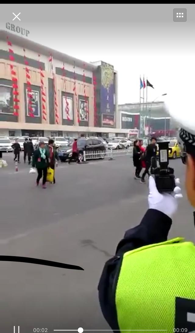 大庆交警现场执法不礼让斑马线行为驾驶员!