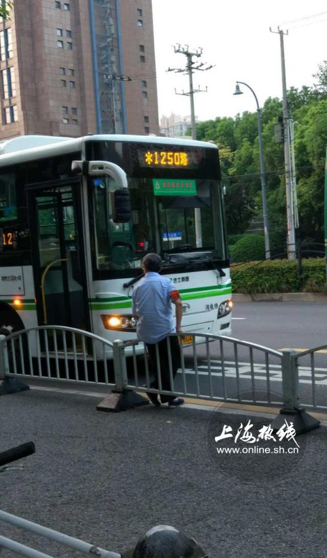 上海天山路某公交突发一起交通事故 大巴两面玻璃全部爆裂