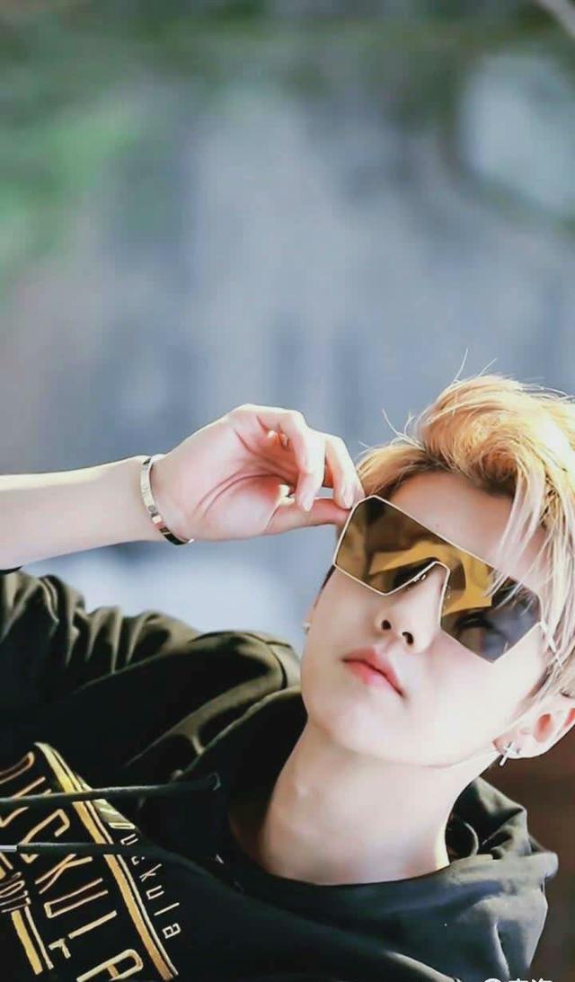 鹿晗戴墨镜合集,要不要这么帅?