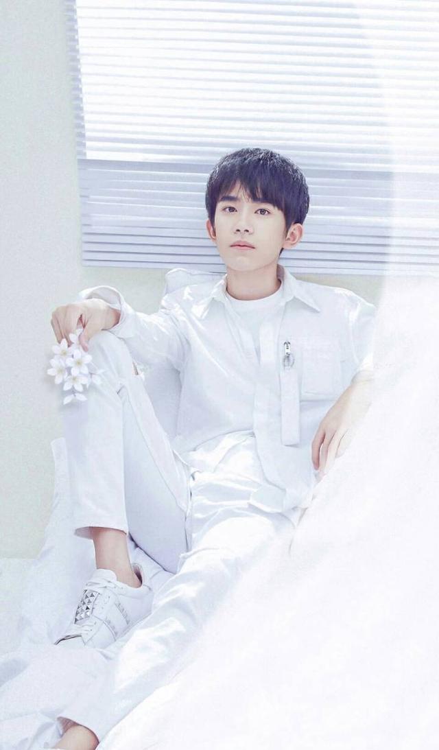 易烊千玺最新海报惊艳上线!网友:我也想成为他拥抱的人