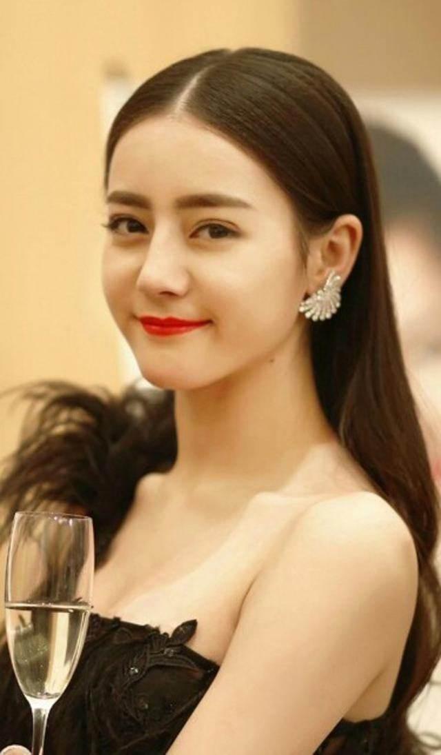 迪丽热巴早年照片暴露她真实颜值,网友:原来热