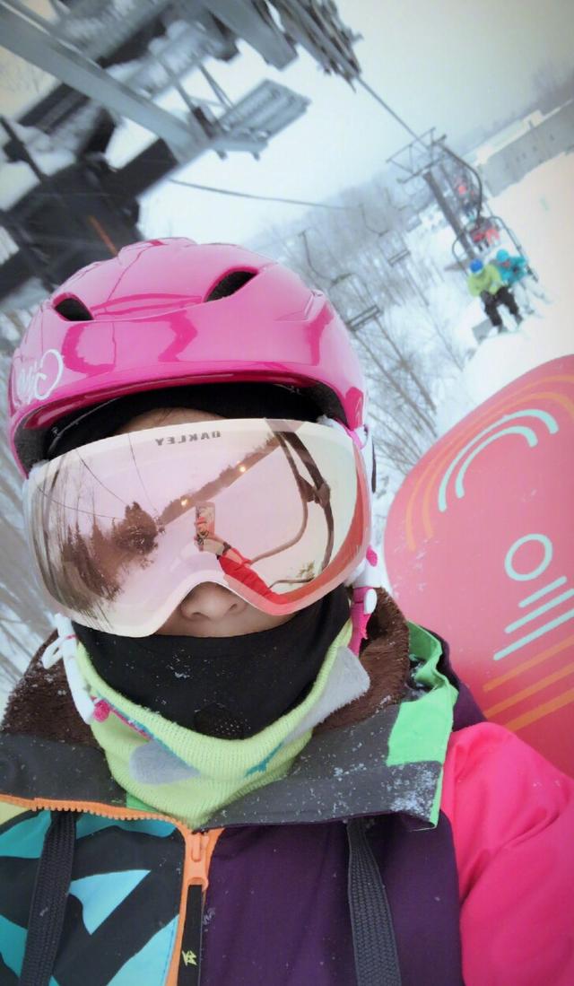 佟大為一家五口冰天雪地里度假，弟弟難得出鏡卻寫(xiě)滿了不高興！