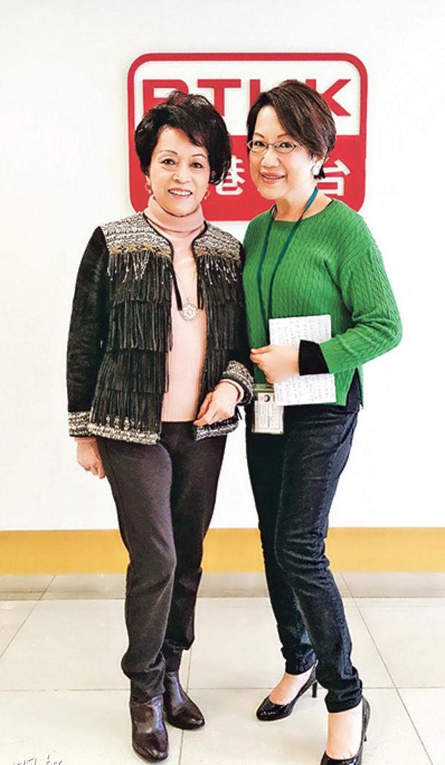 其大学同学,婚后一起在某中学任教,但当张绿萍快诞下宨女嘉轩和嘉殷时