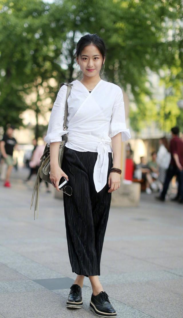 总结:江南美女街拍风尤其是杭州姑娘整体穿衣风格优雅得体居多,也有