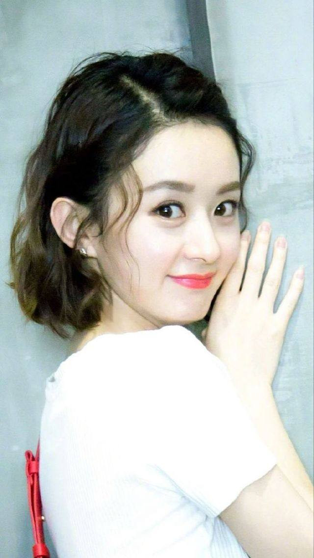第一位:赵丽颖的这头短发显得十分青春靓丽,可爱动人,剪短发以后的颖