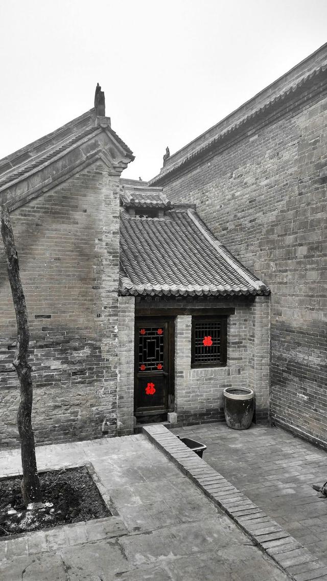 魏坡这里有几个老地坑院,看来这种建筑形式洛阳也早就存在.
