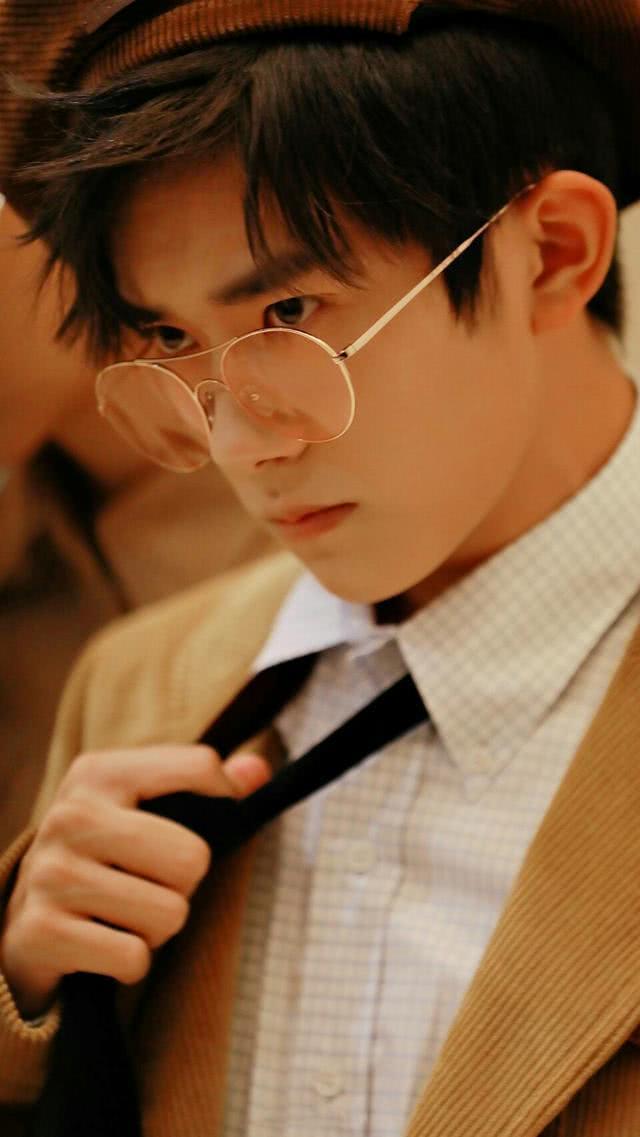 明星戴眼镜打分,易烊千玺86分、黄子韬95分,有