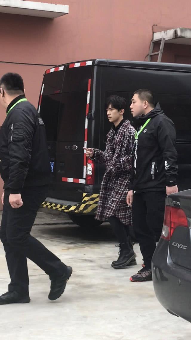 易烊千玺参加中戏复试,被检验整容时,素颜曝光