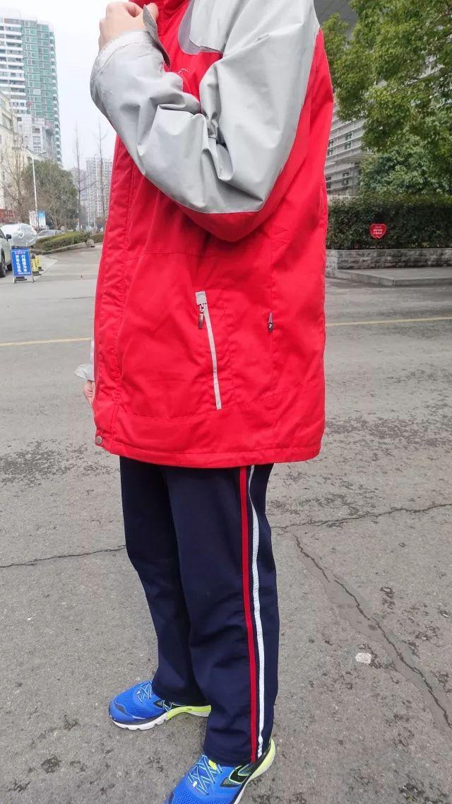 时尚度up其中不乏 心机格纹 小设计一中校服以 蓝色 为主色调校徽细节