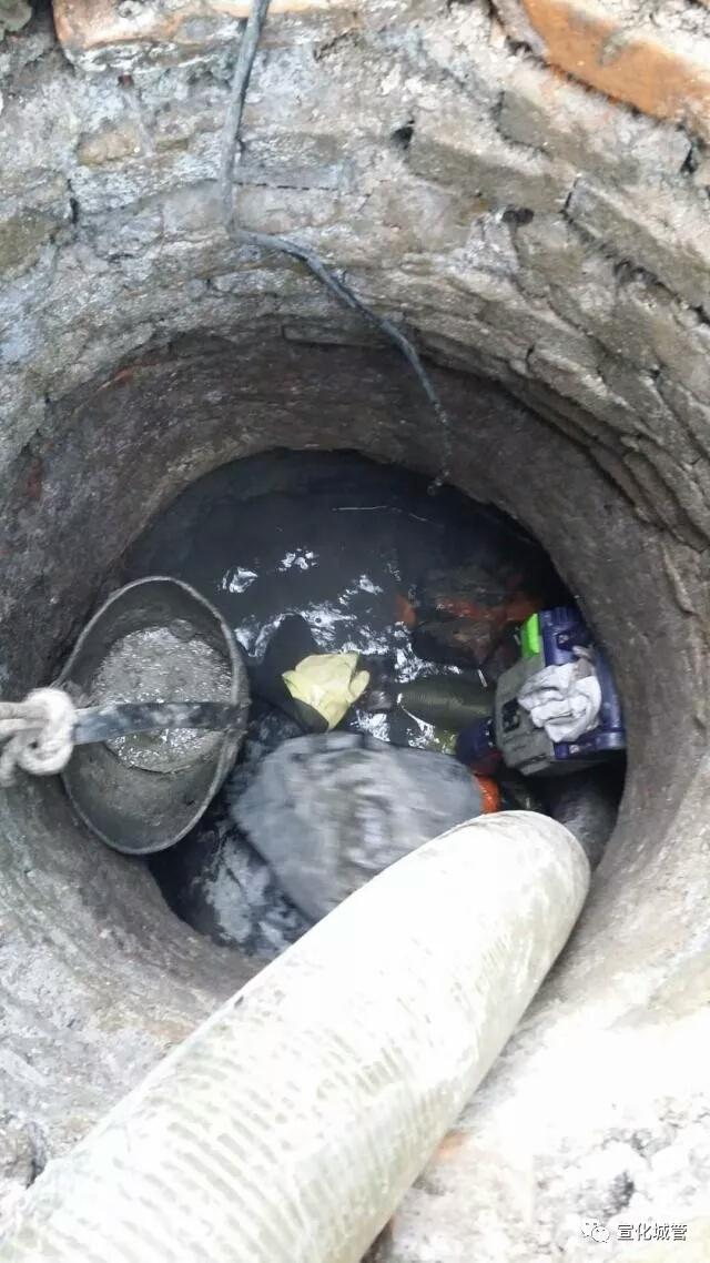 不怕苦脏累,只愿城市美—张家口宣化区市政维修队疏通下水井