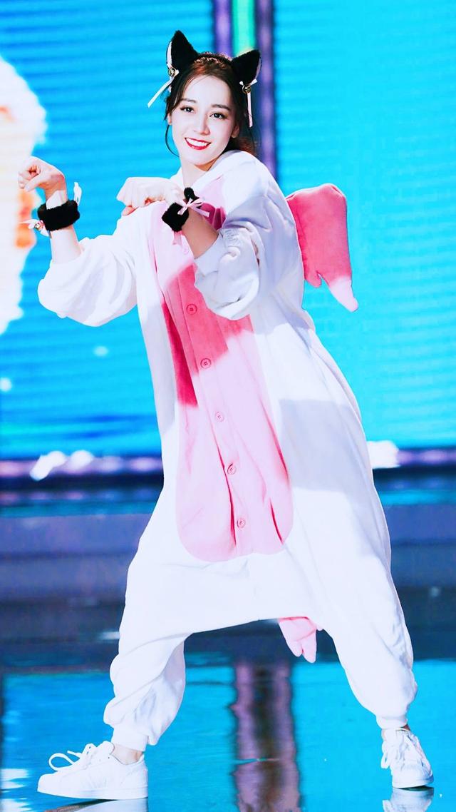 迪丽热巴第五次上《快乐大本营》跳舞,萌到犯