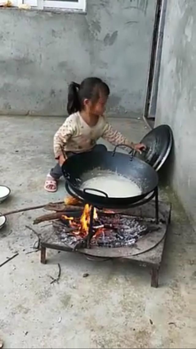 但是在农村孩子们在六岁的时候就要会做饭.