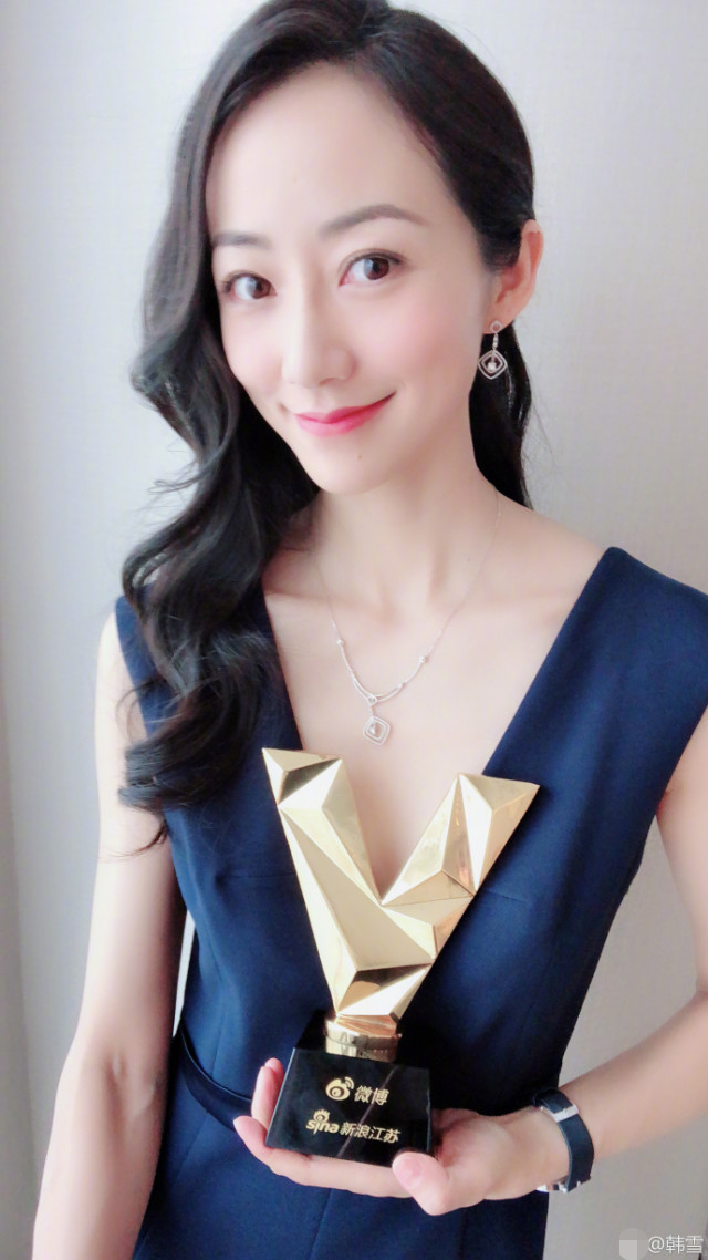 韩雪获奖晒自拍美颈深V性感抚媚 百万名表亮了有钱任性