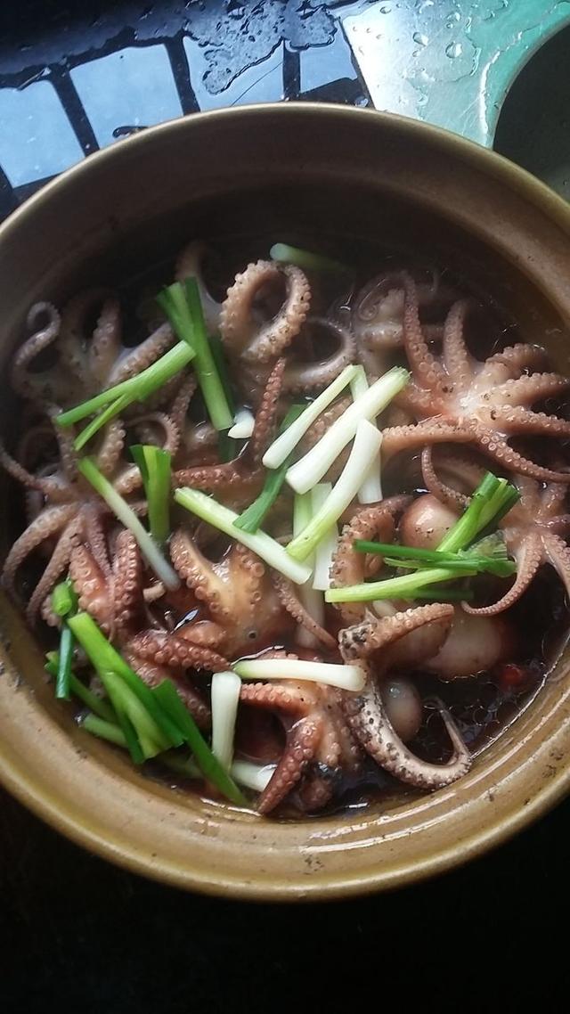 分享简单易学美味家庭菜之一:水焗八爪鱼煲 好吃营养又好看