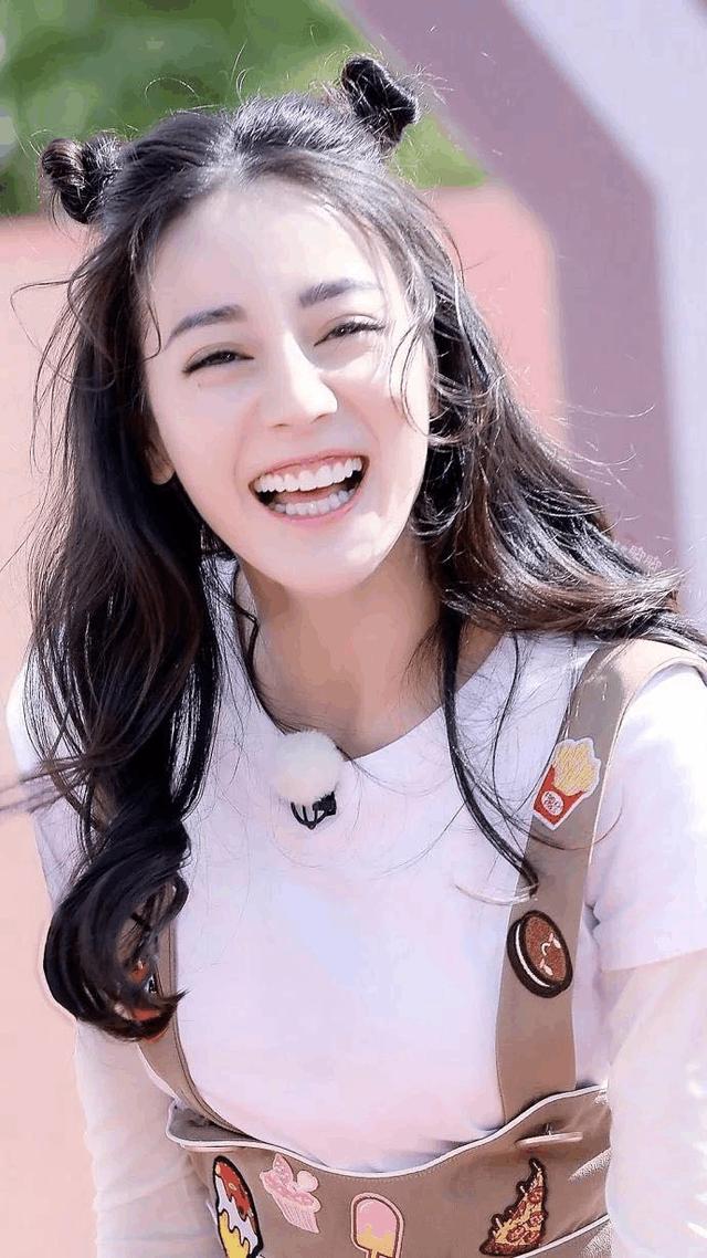 迪丽热巴扎丸子头,网友:整得跟个道姑似的,造型师没睡醒吗?