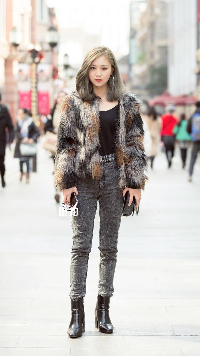 街拍美女:紧身皮裤最时髦,一条皮裤满足你的潮