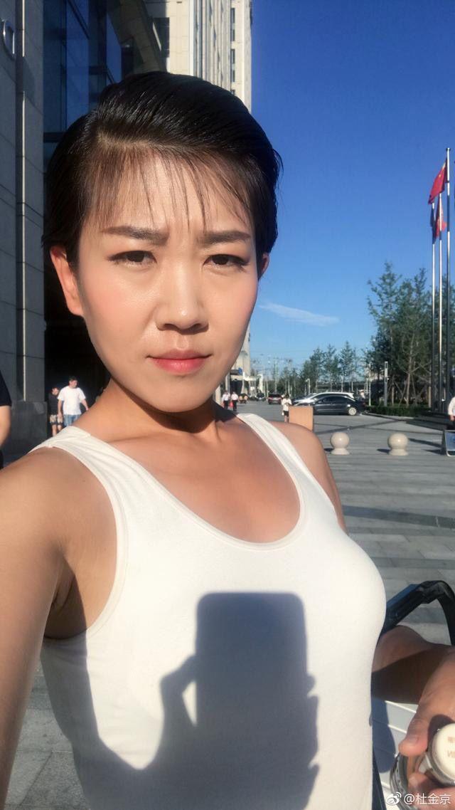 后来成名之后,杜金京在参加访谈节目的时候,曝出自己小时候,父亲去给
