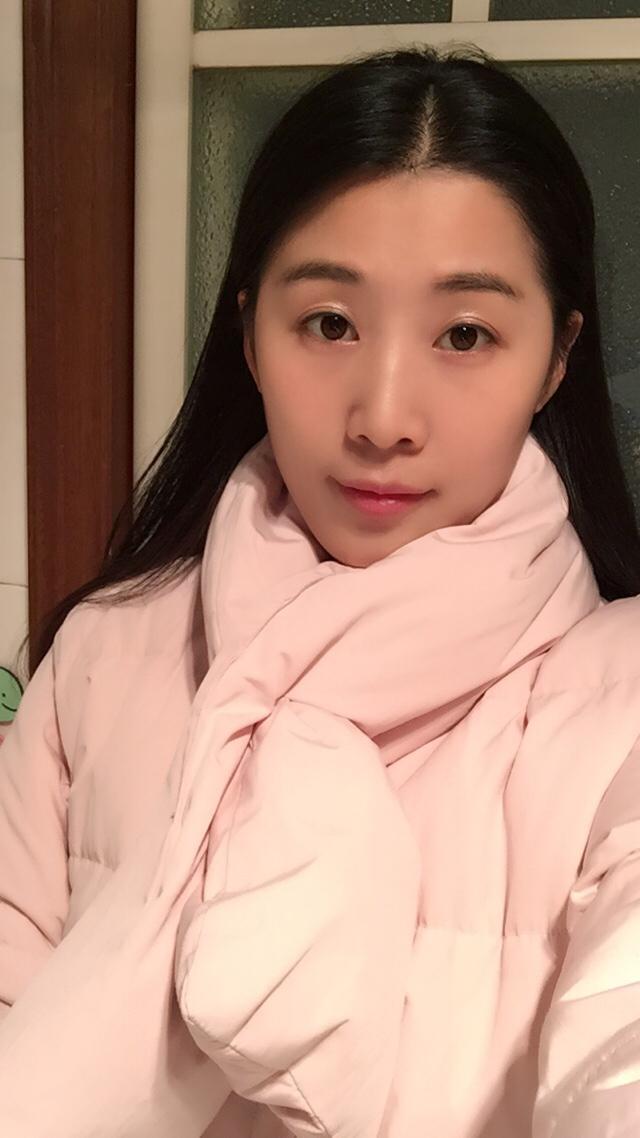 总是在朋友圈里展示自己自拍照的女生是什么心理呢?