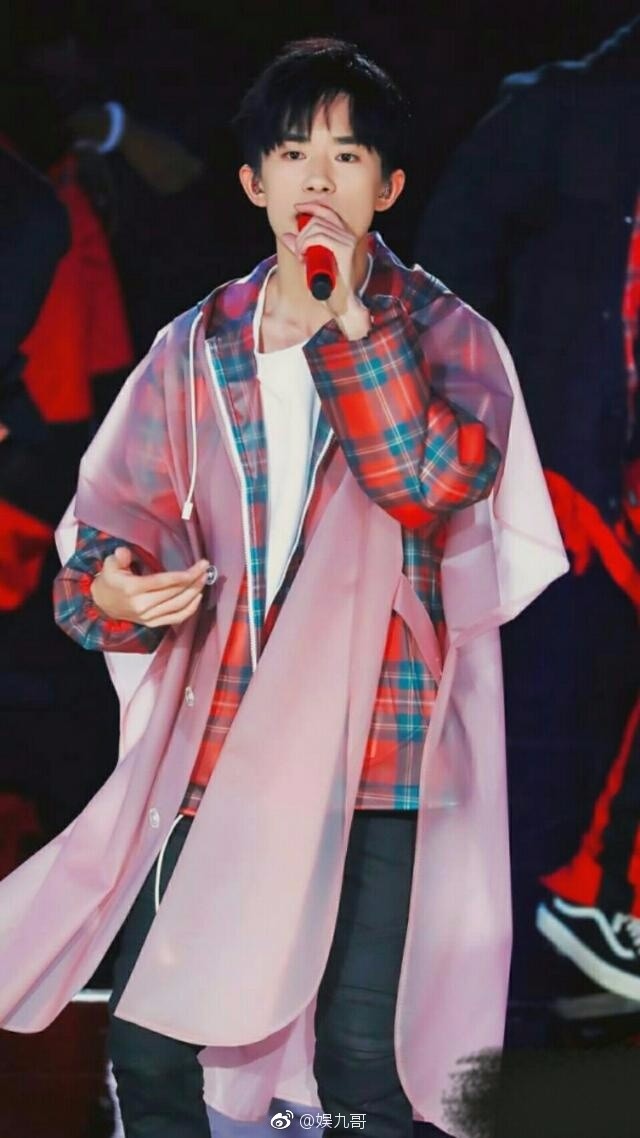 舞台上的易烊千玺,雨衣驾驭的非常好看,简直是