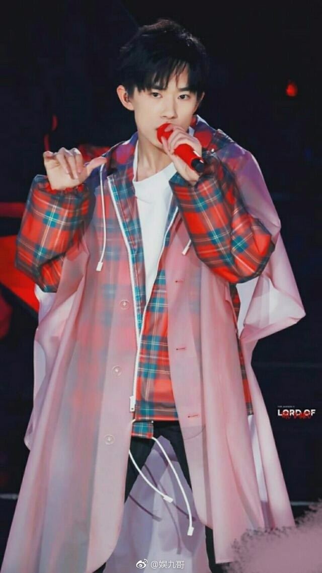 舞台上的易烊千玺,雨衣驾驭的非常好看,简直是