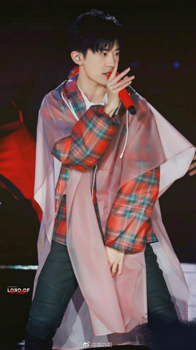 舞台上的易烊千玺,雨衣驾驭的非常好看,简直是