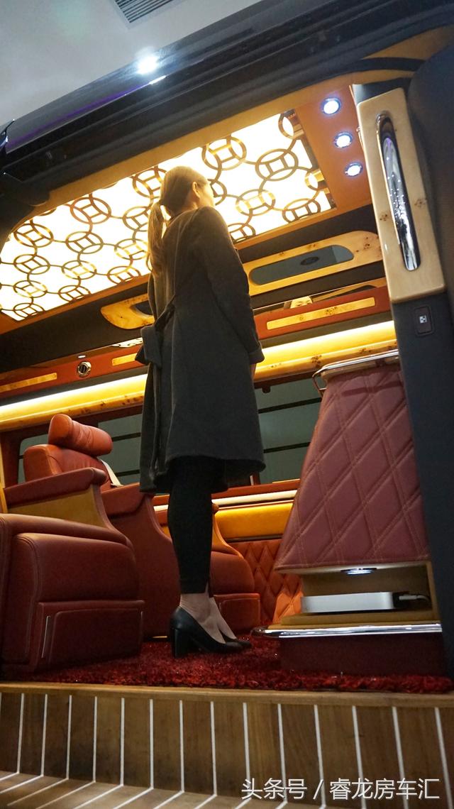 实拍17四驱限量款福特E350,霸气稳重,内饰奢华顶级商旅