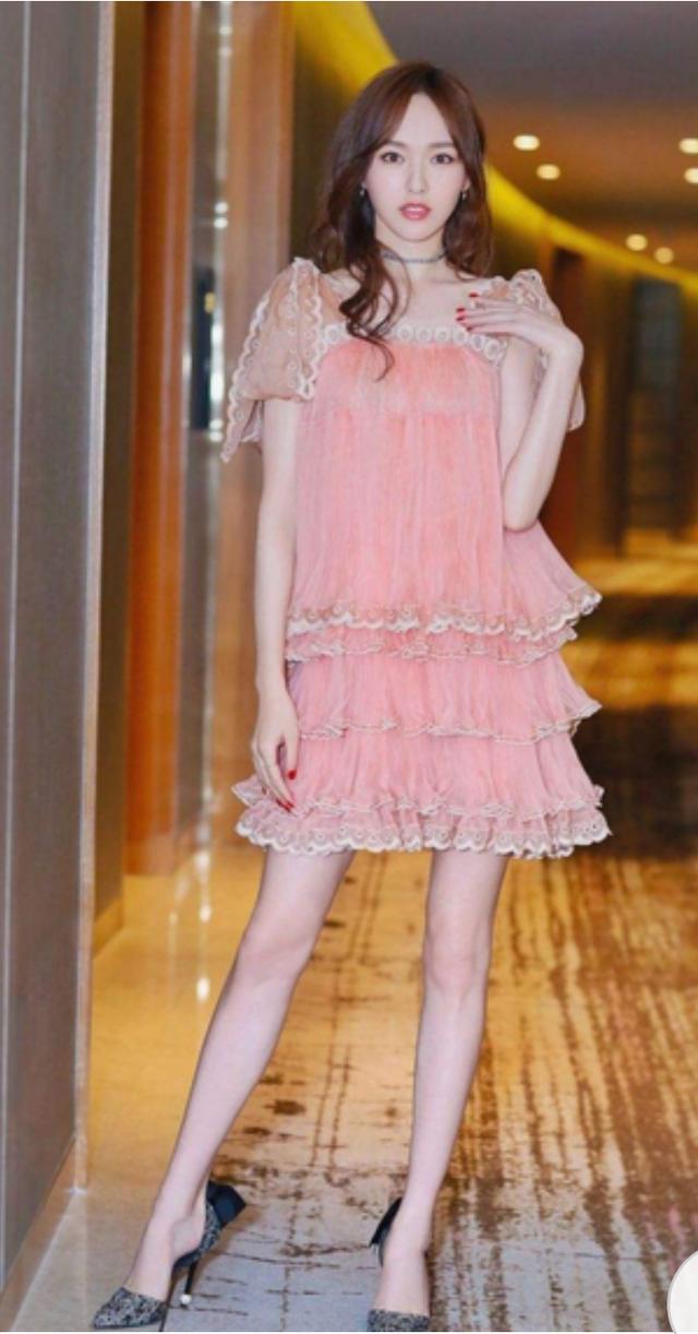 她是穿粉色晚礼服最好看的女星,这些女明星输在了这个小细节上