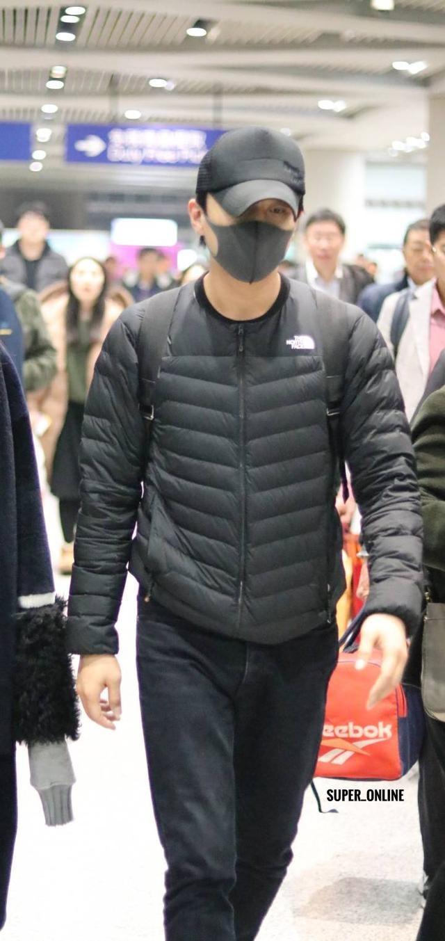 跑男团集体回国,邓超机场再现逗比本色,鹿晗憔悴显