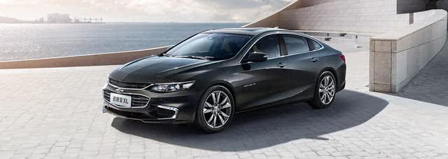 雪佛兰这车总计8款车型,前车门英文徽标彰显身