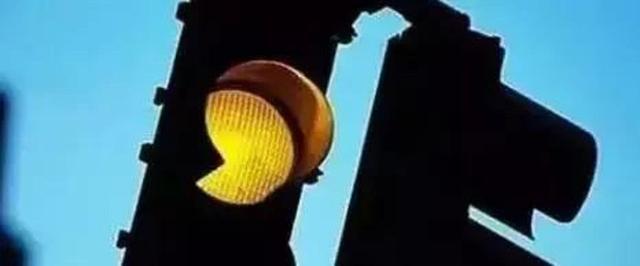 注意!2018年闯黄灯发现一次扣6分罚200!老司