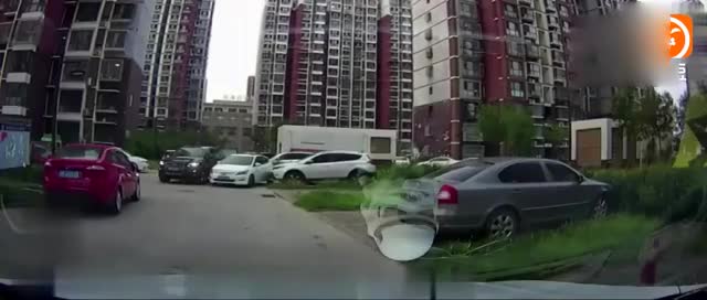 女司机倒车撞墙了,却一脸笑意,你确定这大众SUV是你的吗