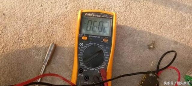 摩托车新换的电瓶为何存不住电?这个检查动作