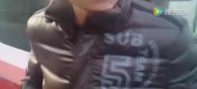 疯狂大客车超员超速遇警车拦截强行冲卡，乘客的话更交警大跌眼镜