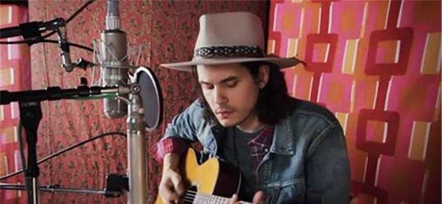 大家都知道John Mayer会弹吉他,但他却在等水