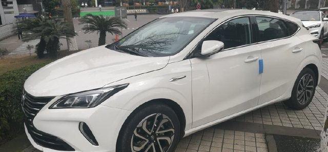 偶遇长安换代逸动XT，好似小号雷克萨斯CT，堪称国产最美两厢车