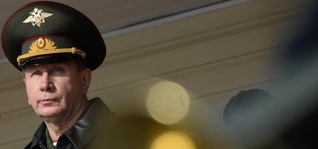 这位站在俄罗斯普金身后的黑衣人,关键时候抵