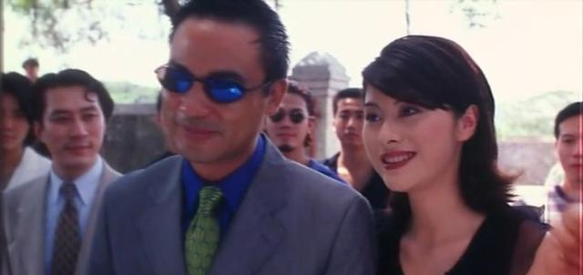 任达华不愧为香港警司的弟弟,什么片子都有女星陪搭戏