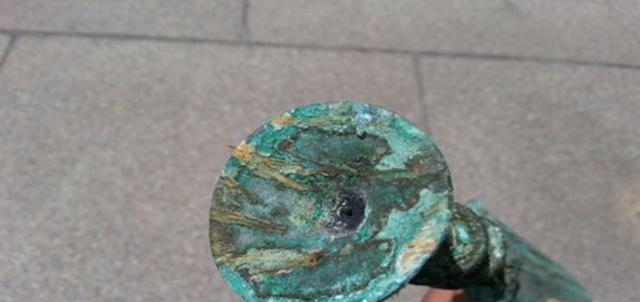 男子迁祖坟时发现古剑，请专家鉴定，专家这番话让他冷汗直流