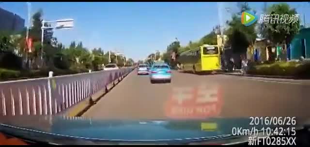 实拍出租车怒撞三菱轿车，一分钟内疯狂别车8次