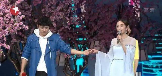 而今年的跨年演唱会上由张杰,杨幂演唱《三生三世》这首歌曲,让观众