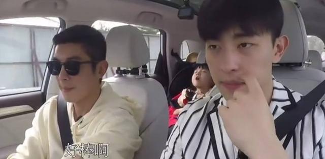 邓伦听偶像歌秒变迷弟,一路疯狂打call, 连夸3次