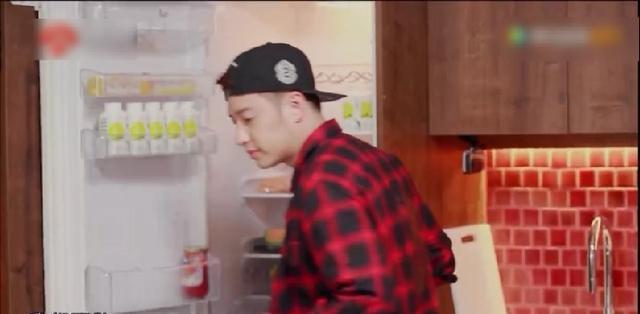 潘玮柏和吴昕住一个酒店房间,心疼吴昕睡觉不