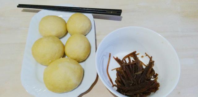 黄灿灿的窝窝头蒸好了