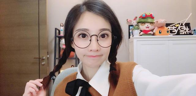 冯提莫将登上快本,王思聪几个亿捧的周二珂却