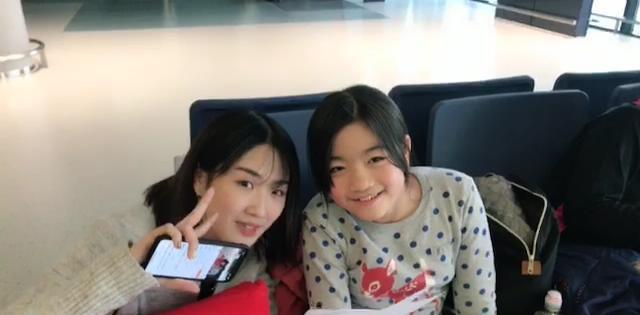 电竞周冬雨机场户外活动表现 完全可跟帝师石