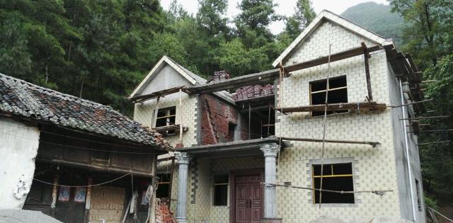 小伙20万自建别墅贷款6w一年2分利息 网友:屋