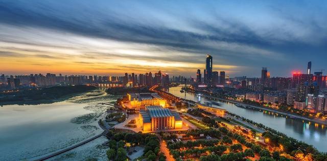 串联7大中心城市,8大经济圈,中国高铁脊梁和金