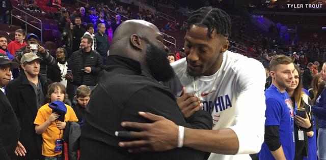 号称界上最强壮的人 WWE的马克亨利在NBA费