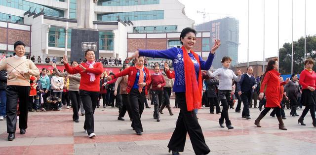 中国大妈广场舞跳遍世界,是旅游不文明现象还